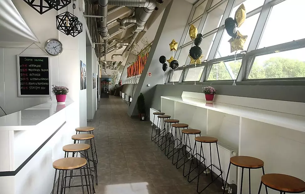 Wejście do Term Krakowskie Błonia z napojem