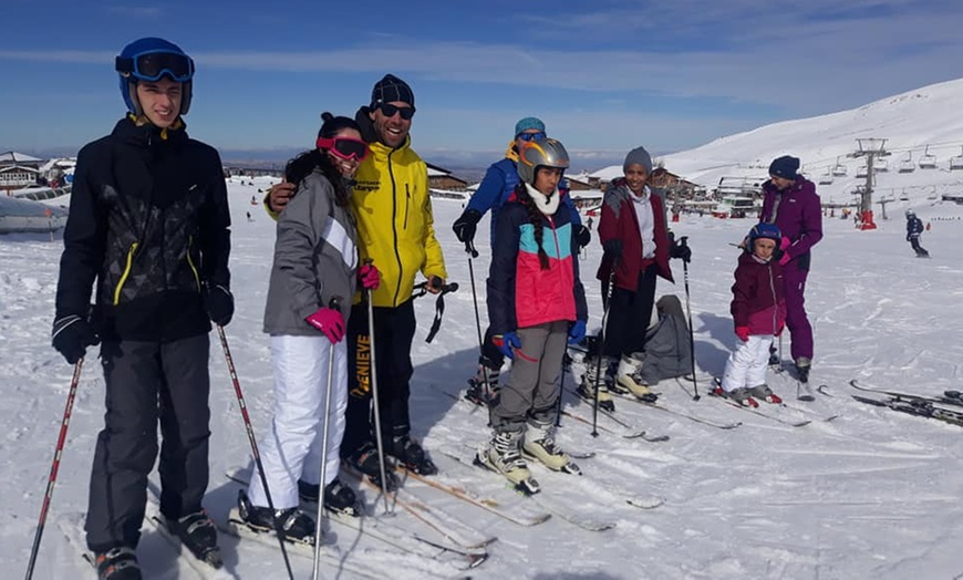 Image 5: Deslízate como un pro: clases de esquí o snow con material incluido