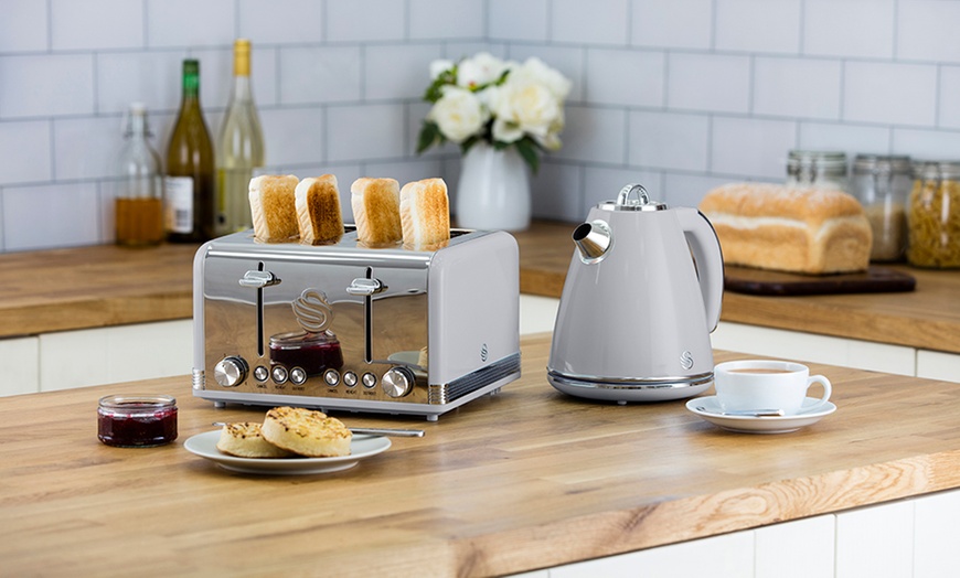 Image 7: Swan Retro Jug Kettle and Toaster