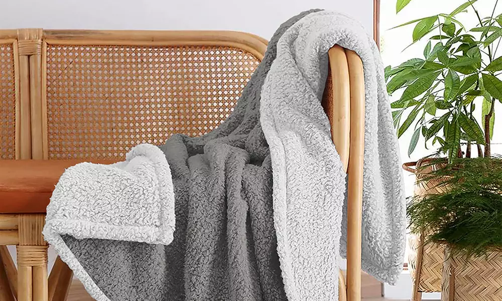 Couverture STUBAI en Sherpa de taille simple ou taille double avec coloris au choix - Primary Image