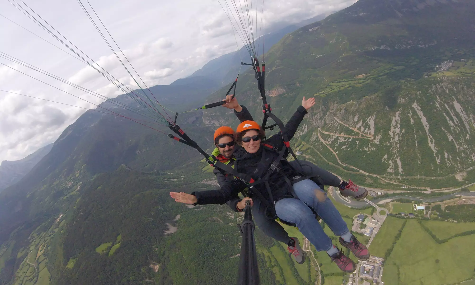 Vuelo en parapente desde el despegue oficial más alto de España