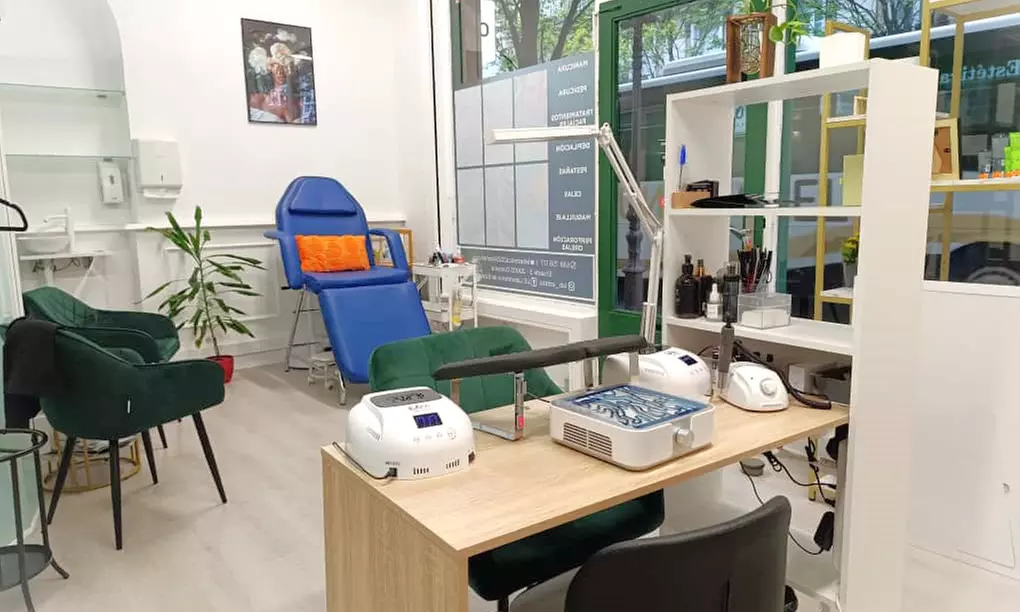 Sesión de manicura y/o pedicura con esmaltado normal o semipermanente