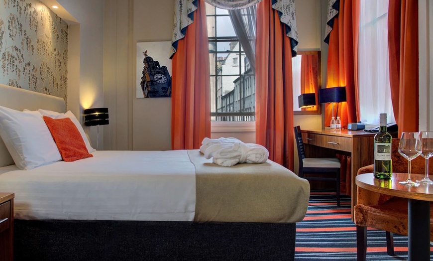 Image 2: City Stay in Liverpool: Stay for 2 with Bottle of Wine &Late Check-Out