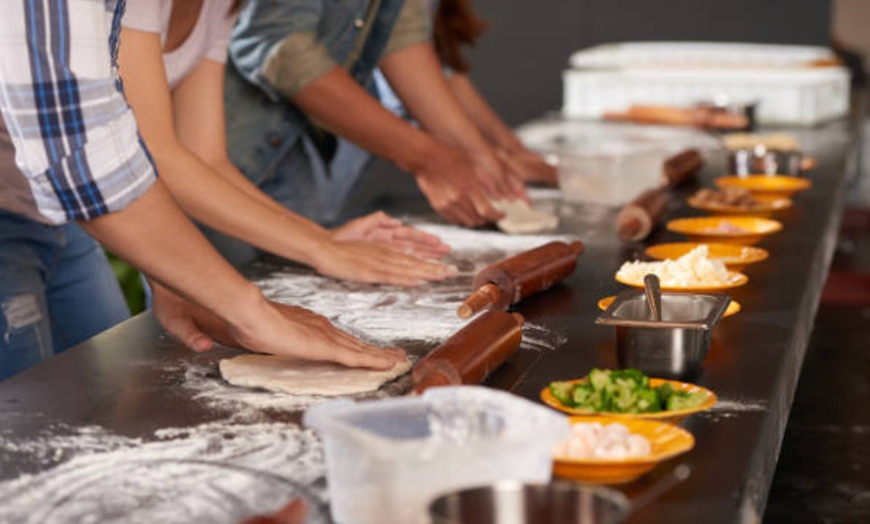 Image 2: ¡Aprende a cocinar! La buena paella o la cocina italiana a tu alcance