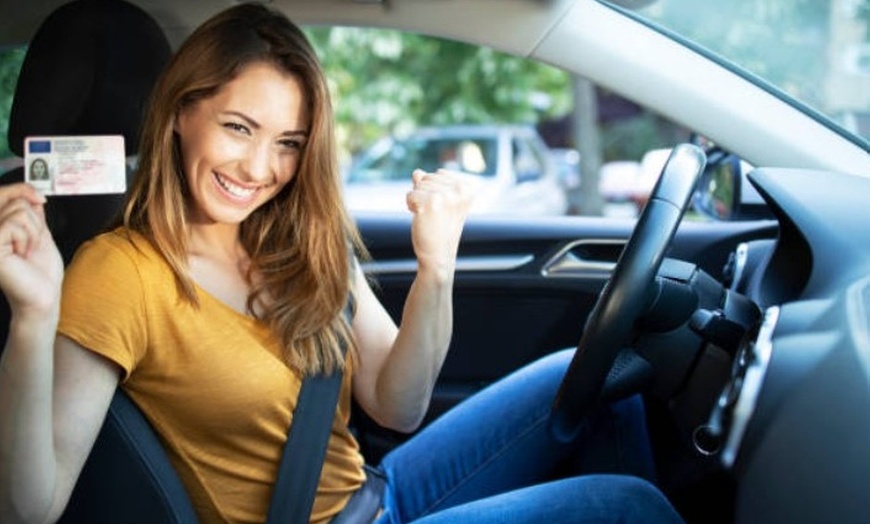 Image 1: ¡Sácate el carnet de coche! Matrícula, teoría, tests y 2 o 4 prácticas