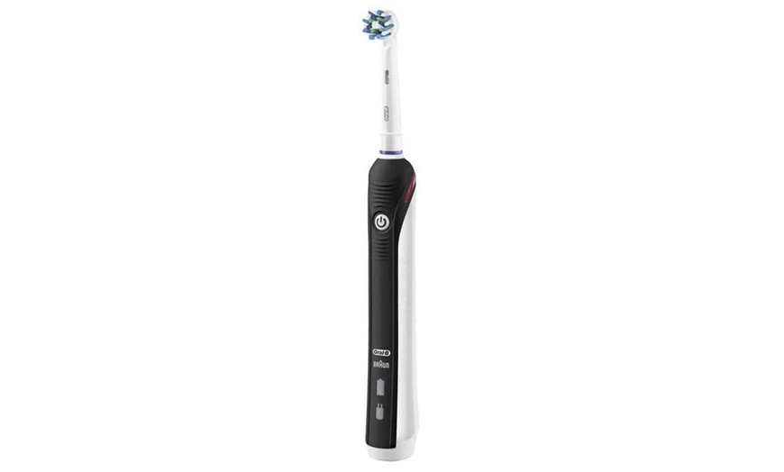 Image 2: Braun Oral-B 650 Toothbrush