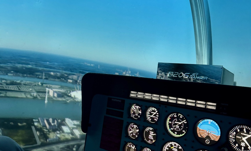 Image 7: Heli Flight & Simulator Experience with Sparkling Lunch for Two People