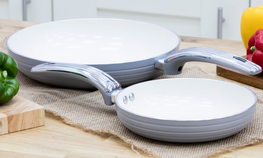 Image 2: Swan Retro-Style Frying Pans