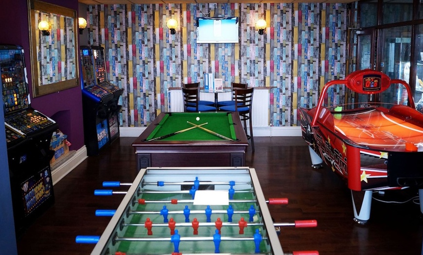 Image 4: Blackpool: 1 Night stay with Breakfast, Dinner & Pool Access