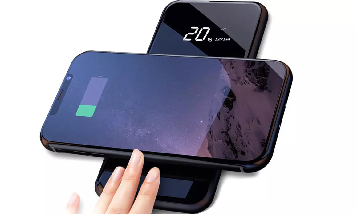 1, 2 ou 3 QI-Powerbank 20 000 mAh sans fil et affichage numérique, câble USB ou Lightning en option - Primary Image