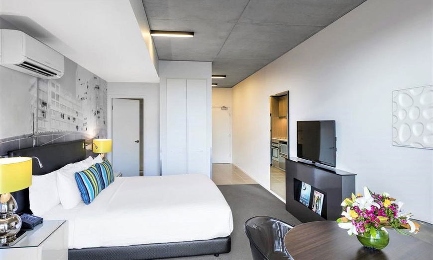 Image 3: Melbourne, VIC: 2-Night Apartment Stay with Wine