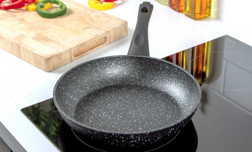 Image 4: Blackmoor 28cm Non-Stick Frying Pan