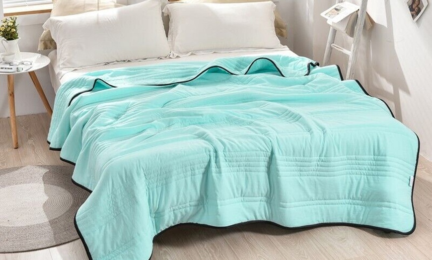 Image 9: Cooling Quilt Air Condition Lightweight Blanket