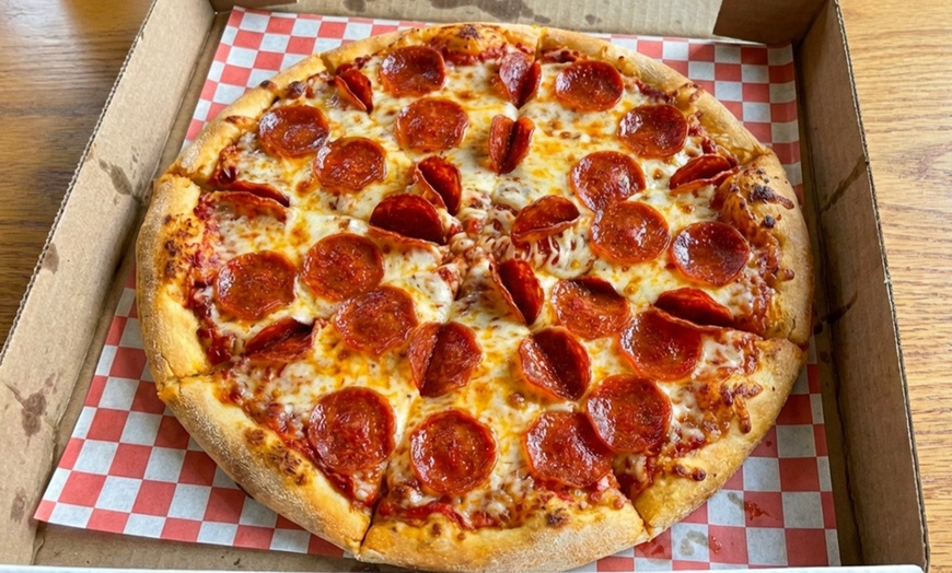 Image 2: Menú para 2 o 4 personas con pizza familiar para llevar