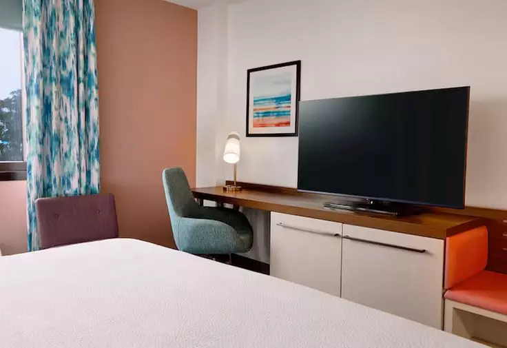 Comfortable Budget Hotel Near LAX With Parking Included