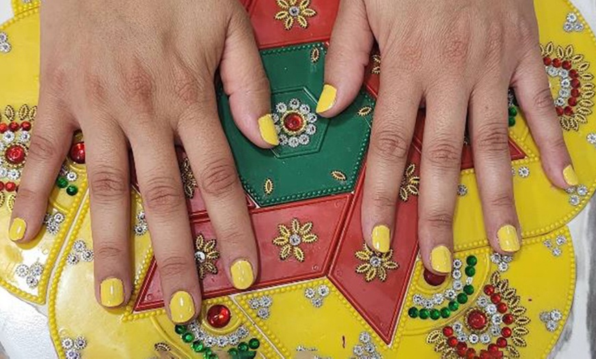 Image 7: Manicura y/o pedicura semipermanente junto a la Puerta del Sol