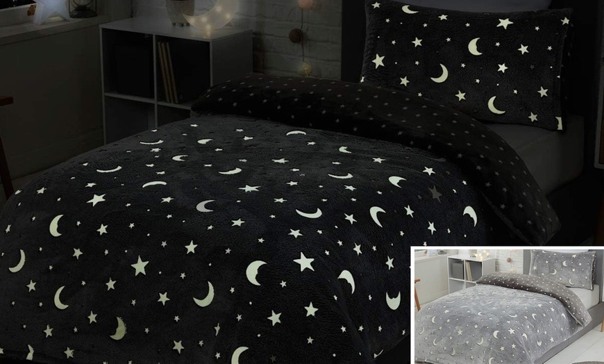 Image 7: Glow in the Dark Duvet Set