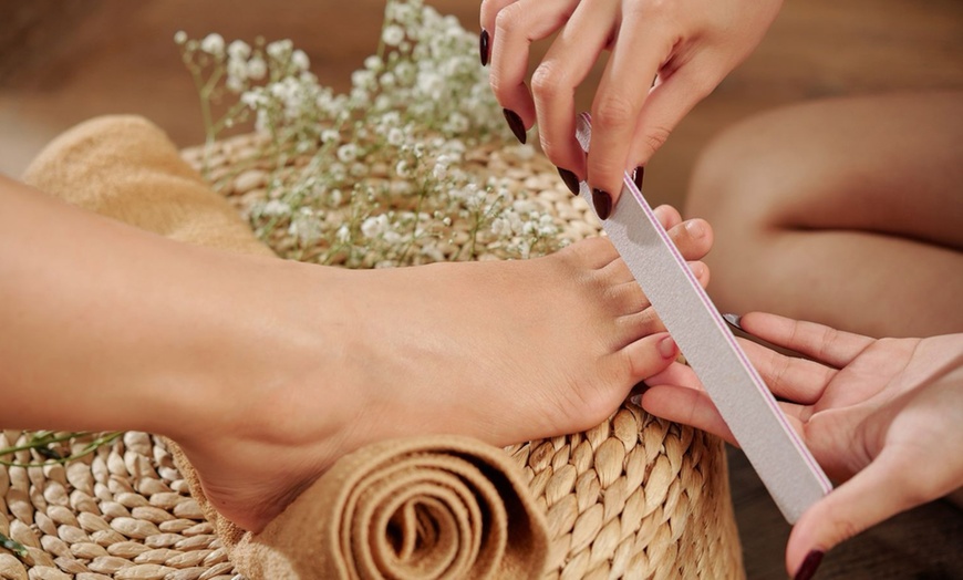 Image 1: Je hoeft geen stap te verzetten met deze (spa) pedicure aan huis