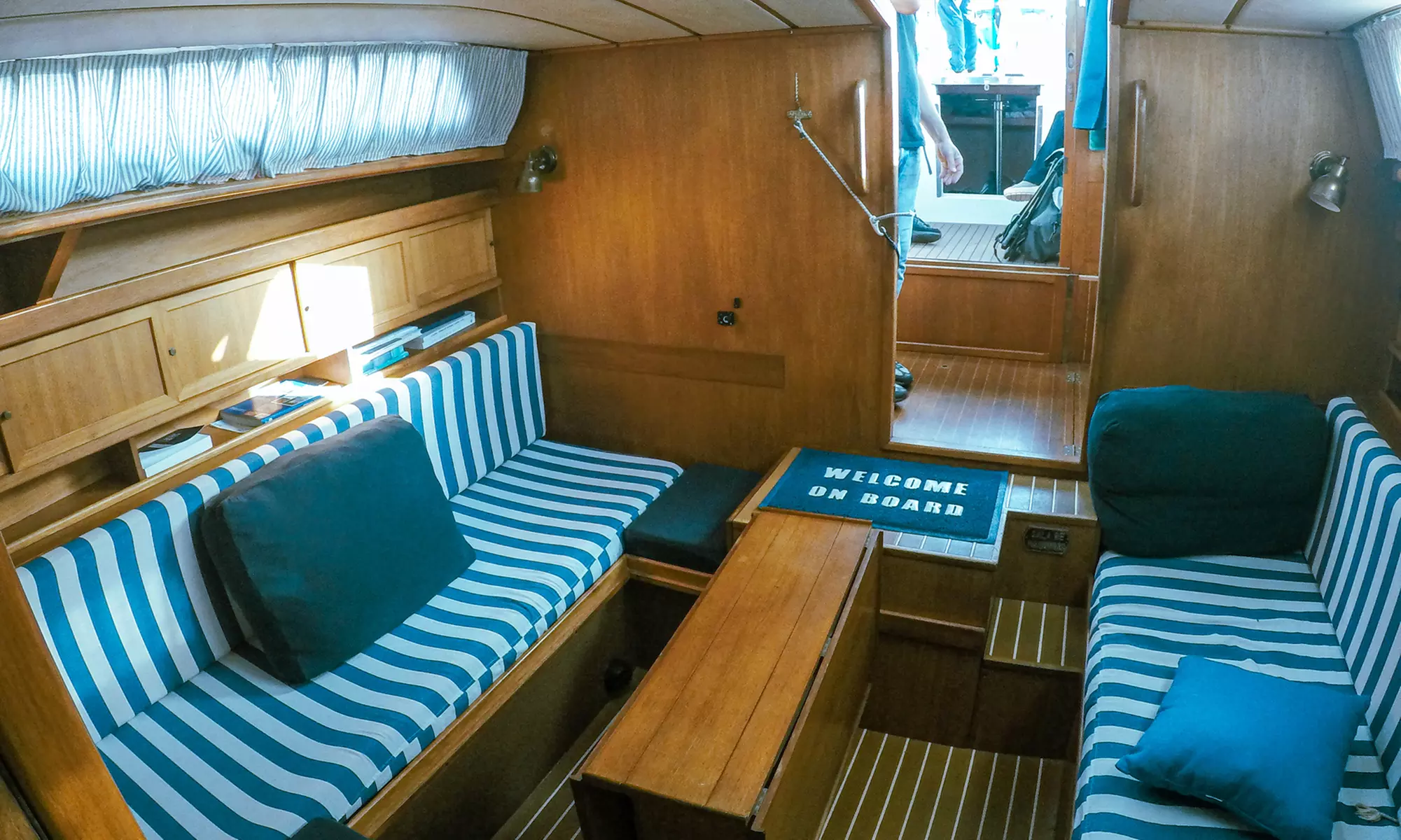 Paseo en velero en grupo o privado con bebidas y picoteo para 1-4 pax.