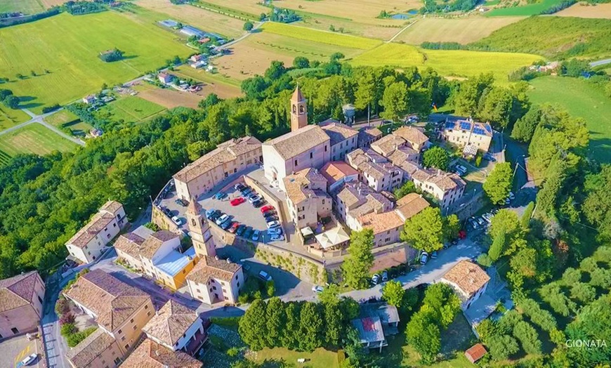 Image 2: Marche: camera per 2 o 4 persone con colazione o mezza pensione