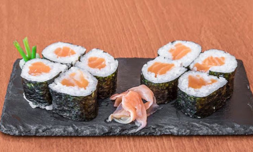 Image 10: ♨ Menú japonés con entrante, 2 platos y bebida en Konkai Sushi