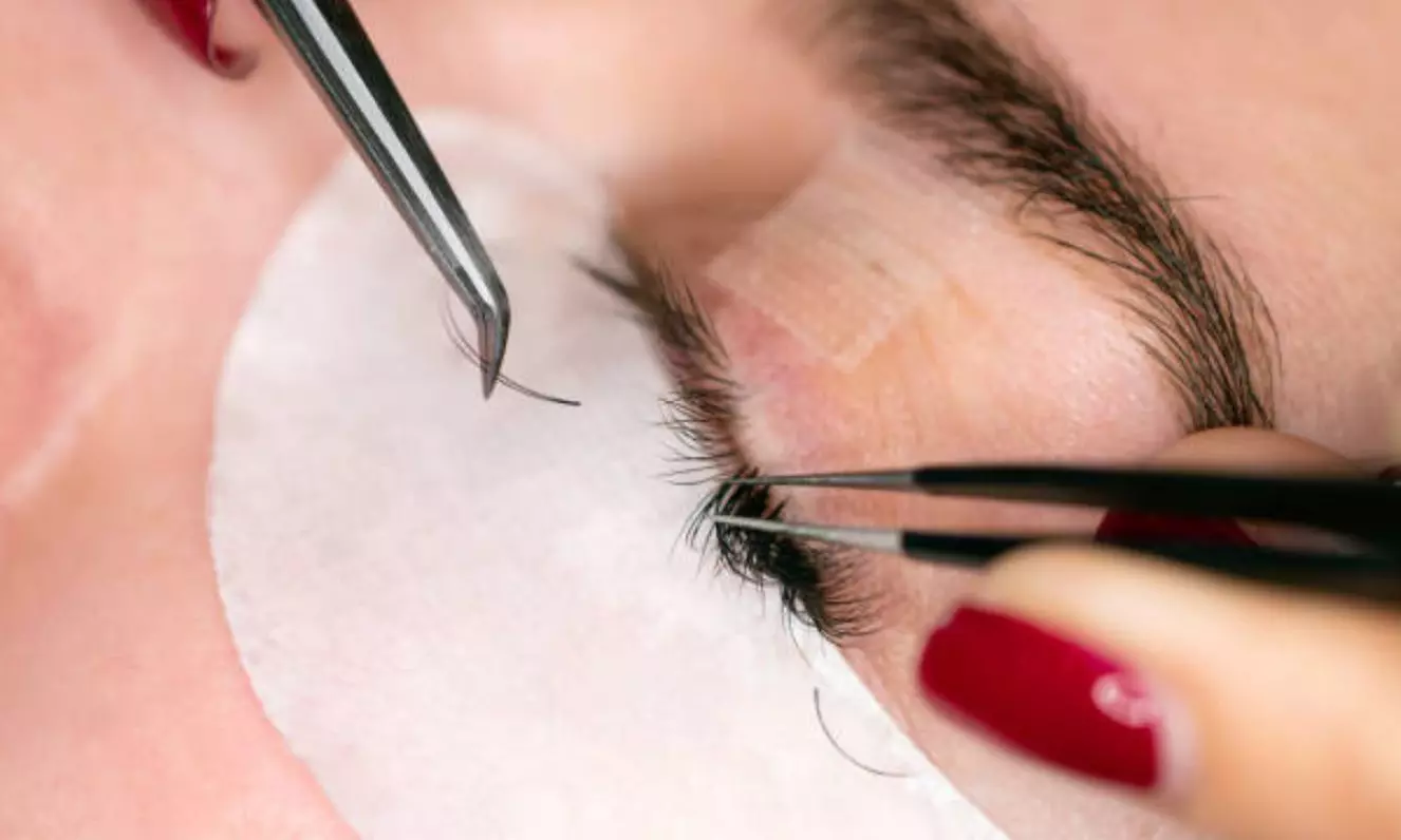 Lifting o extensiones de pestañas o diseño y laminado de cejas para 1