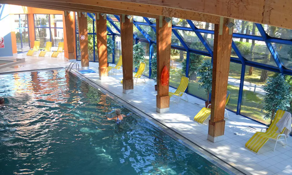 20 km od Kołobrzegu: 2-14 nocy dla 2 osób lub rodziny, wyżywienie i opcjonalnie rehabilitacja w OW Venus – 50 m od plaży - Primary Image