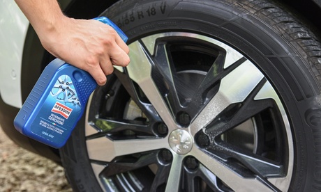 Detergente da 400 ml e Nero gomme da 1000 ml Arexons per prendersi cura di gomme e cerchioni