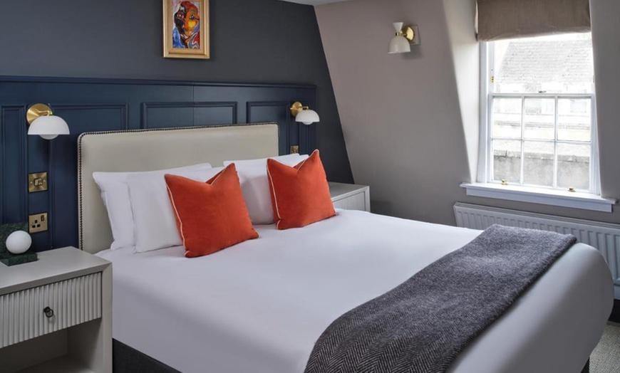 Image 6: Bath: 4* Traditional Standard Room Stay with Optional Breakfast