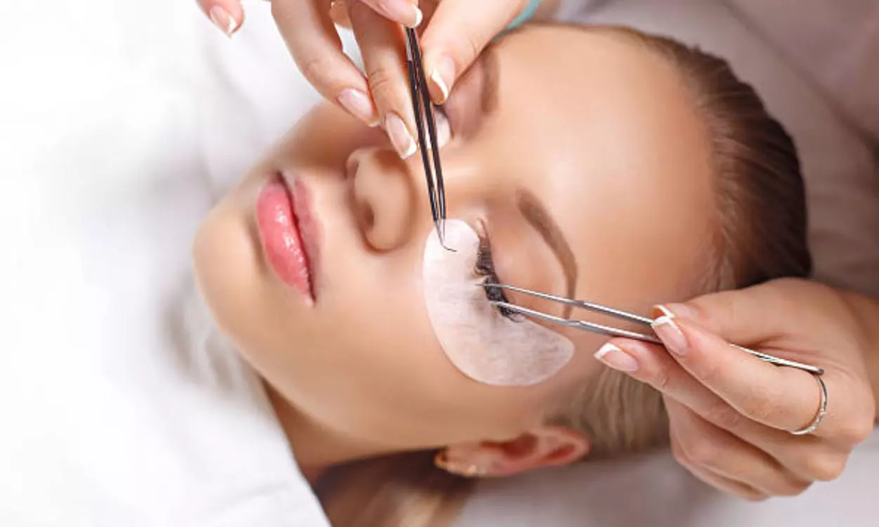 Lifting o extensiones de pestañas o diseño y laminado de cejas para 1