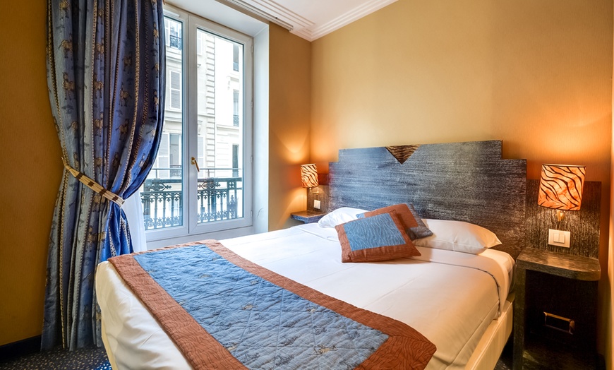 Image 2: Paris: Double, Twin or Triple Room with Breakfast