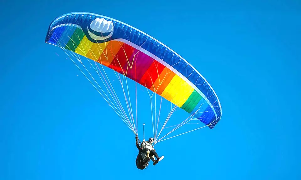 Lot paralotnią z akrobatyką