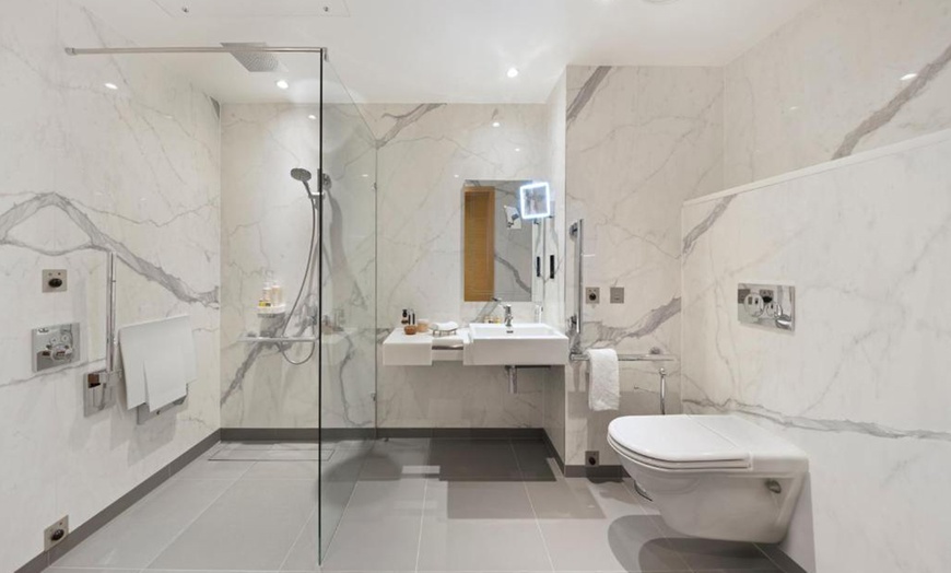 Image 5: London: 5* Superior Studio Stay with Breakfast