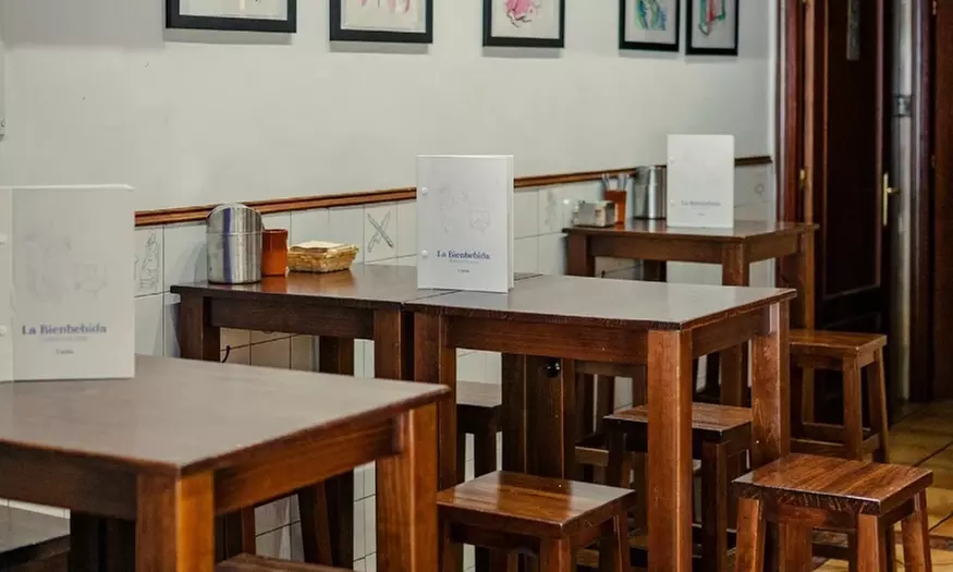 Menú picoteo para 2 o 4 personas con tablas y bebidas a elegir