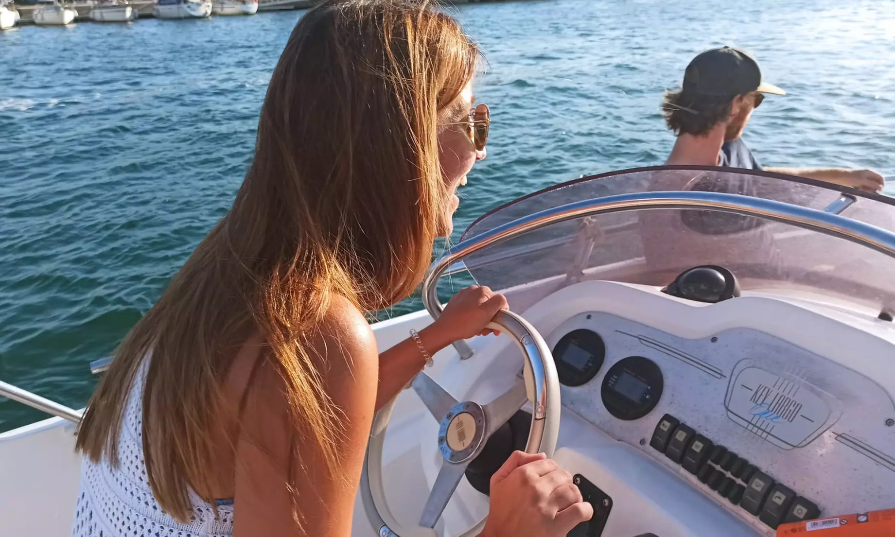 Alquiler de barco con titulación por medio día en Capitán Valencia