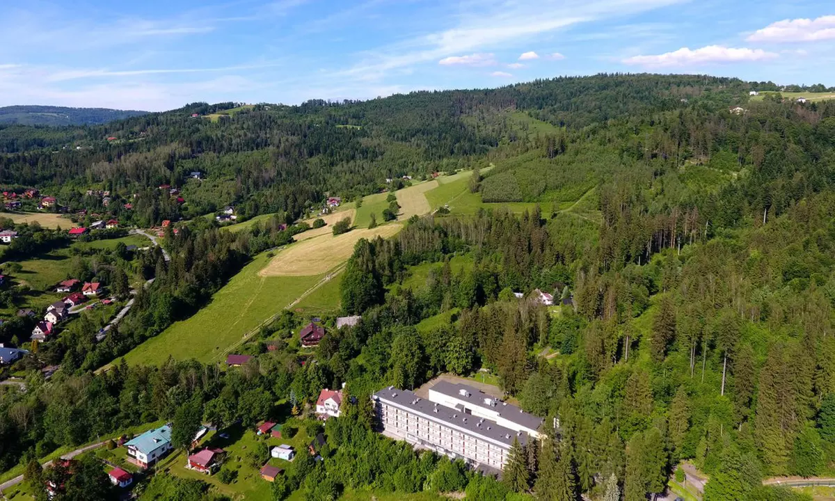 Wisła: pokój economy lub standard dla 2 osób z wyżywieniem HB w Hotelu pod Jedlami - Primary Image