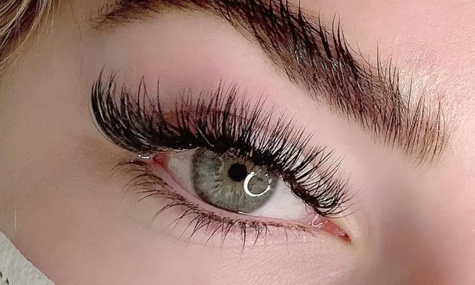 Discover Dream Skin and Lash Studio's full set eyelash extensions with up to 45% off, offering Wispies or Volume options - Second Medium