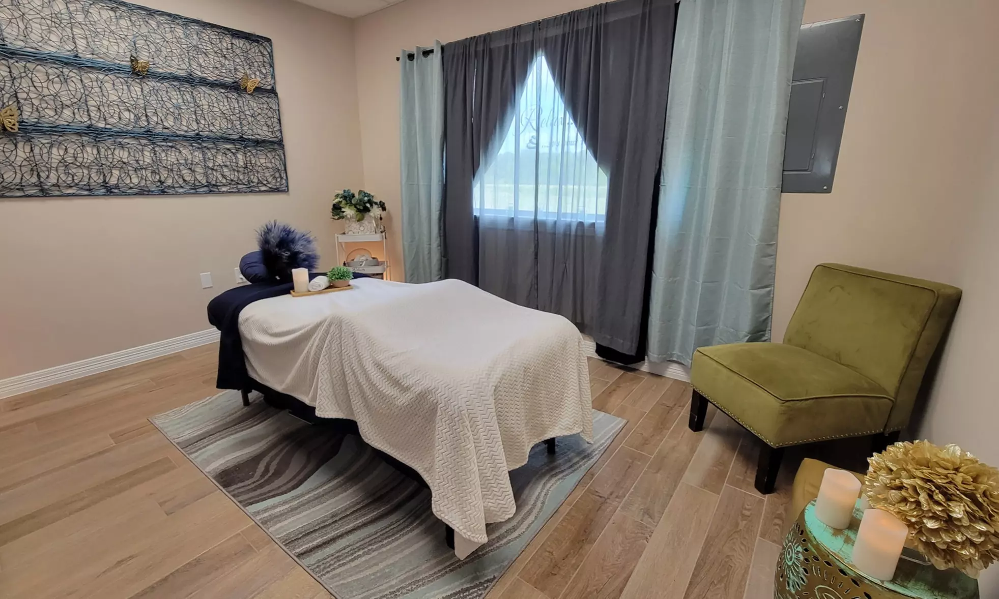 Rejuvenate and Bond with a 60 or 90-Minute Couples Massage Session