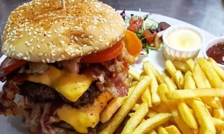 ⏰ Menu hamburger Gourmet con birra per 2 o 4 persone al Fashion Art Risto Pub (sconto fino a 70%)