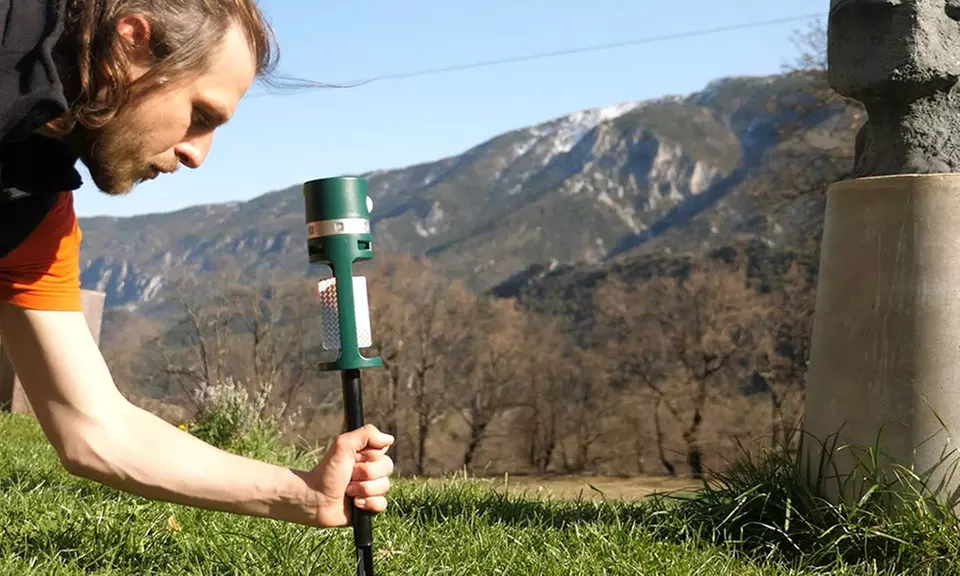 Repelente de roedores y animales para jardín con recarga solar