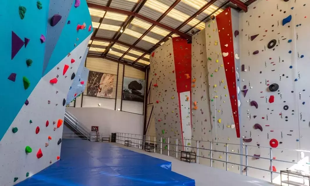 Bautismo de escalada para hasta 4 personas en Rock and Climb SL