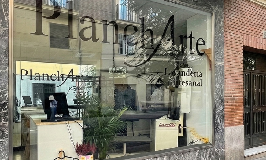 Image 3: Lavado, secado y planchado profesional de trajes y vestidos de fiesta