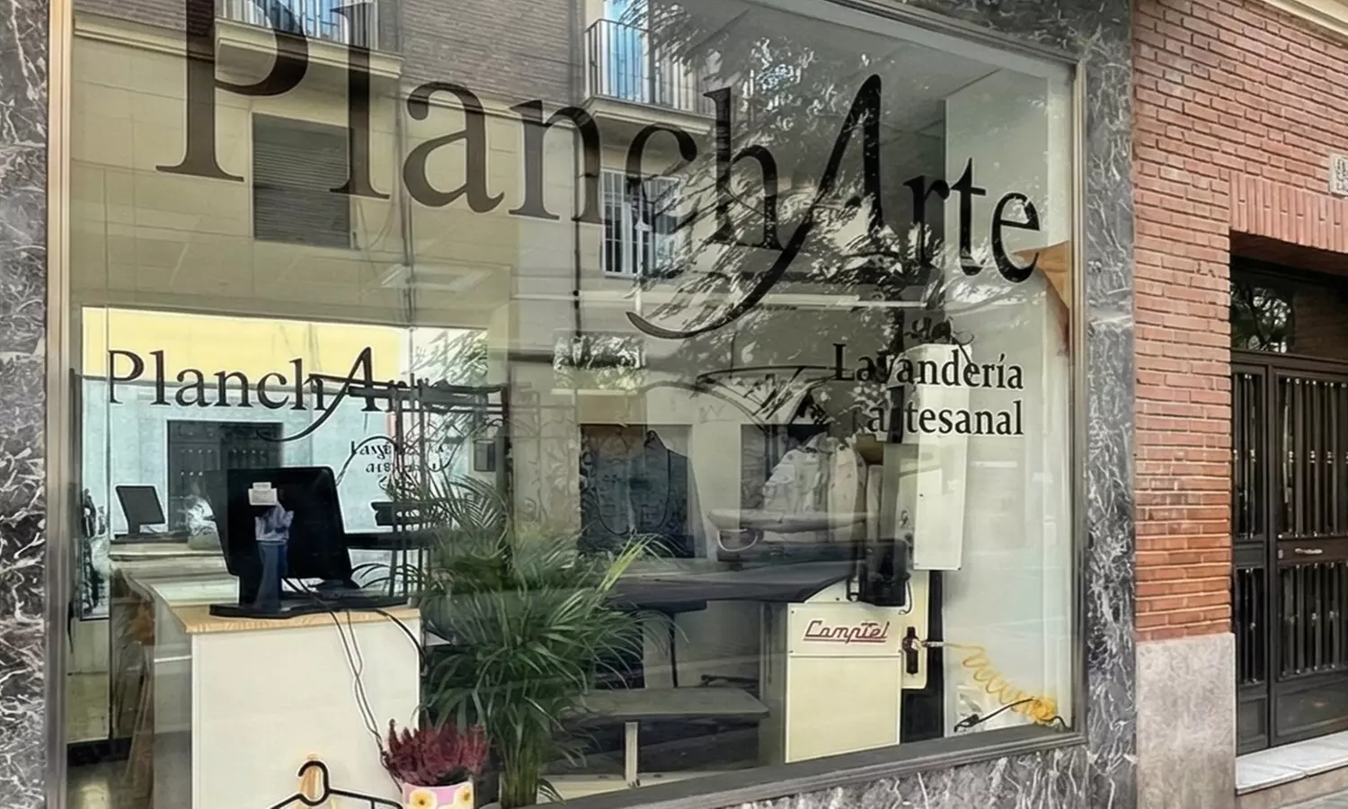 Lavado, secado y planchado profesional de trajes y vestidos de fiesta