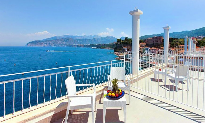 Image 6: Sorrento: camera doppia con colazione o mezza pensione per 2