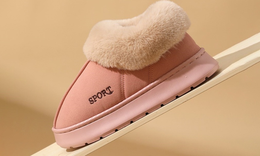 Image 9: Padded furry non-slip shoes