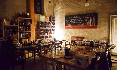 Corso di degustazione vino italiano per una o 2 persone al Sommelier Social Club (sconto fino a 75%)