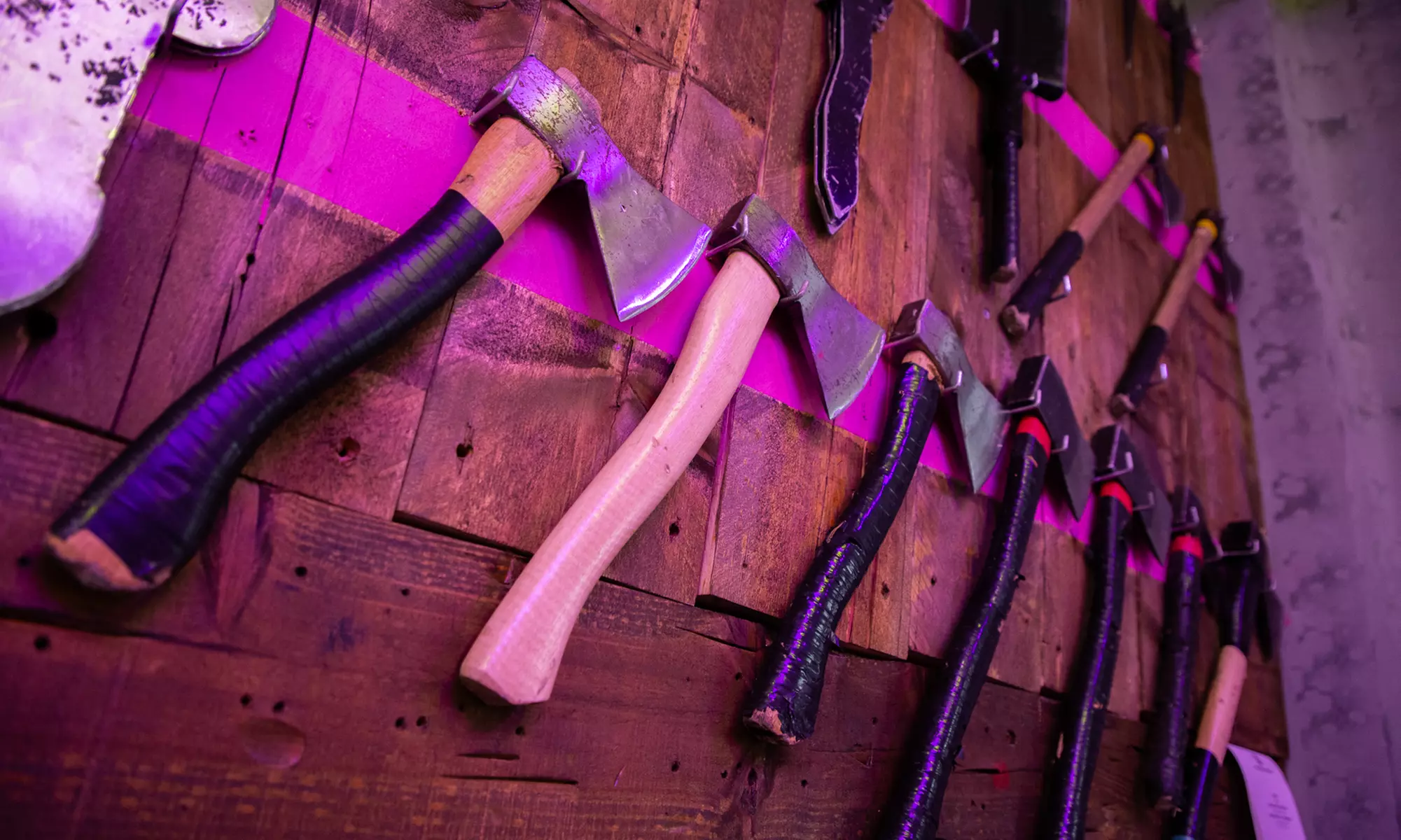 Tiro de hachas para hasta 5 personas y hasta un 50% de descuento en Urban Safari - Primary Image