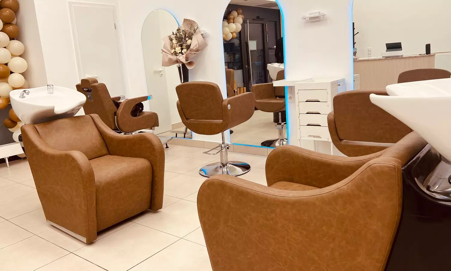 Waschen, Schneiden, Föhnen inkl. Haarkur, optional mit Ansatzfarbe