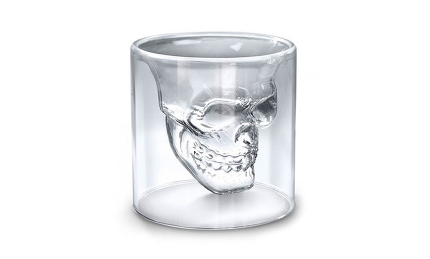 Image 5: Verres à liqueur en forme de tête de mort