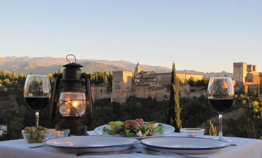 Image 1: ¡Sabores con encanto! Menú completo para 2 con vistas a la Alhambra